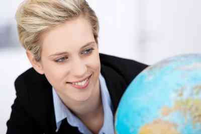 Frau mit Globus - © contrastwerkstatt - stock.adobe.com